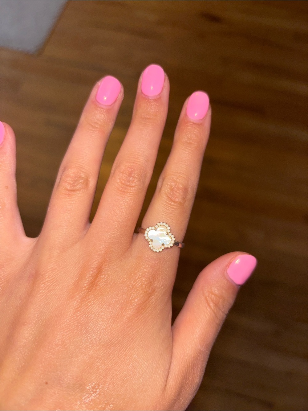 Delicate Pearl-Effect Clover Ring in White and Gold